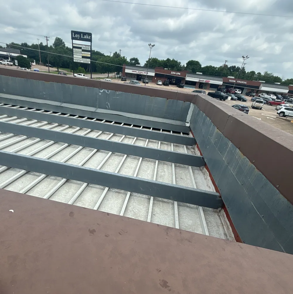 Flat roof with parapet walls on a commercial building in Sherman, TX